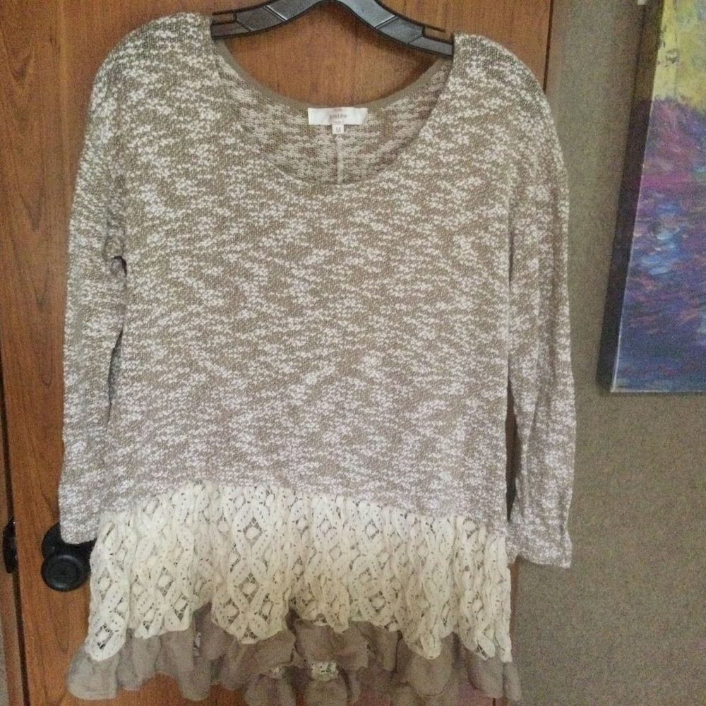 SALE BUY 2/$30. NWOT. Entro 3/4 Sleeve Blouse w/Lace Sz M